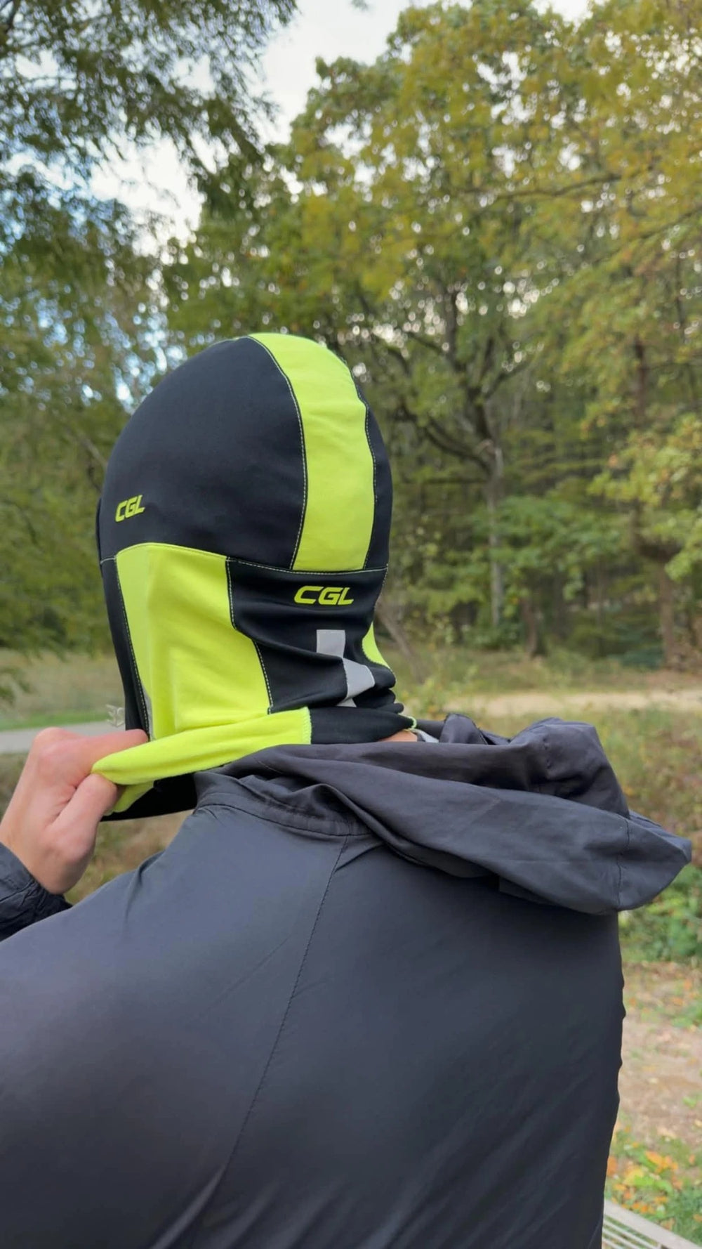 Cagoule CGL Gilet Jaune de dos en gros plan - logos CGL et bande réfléchissante